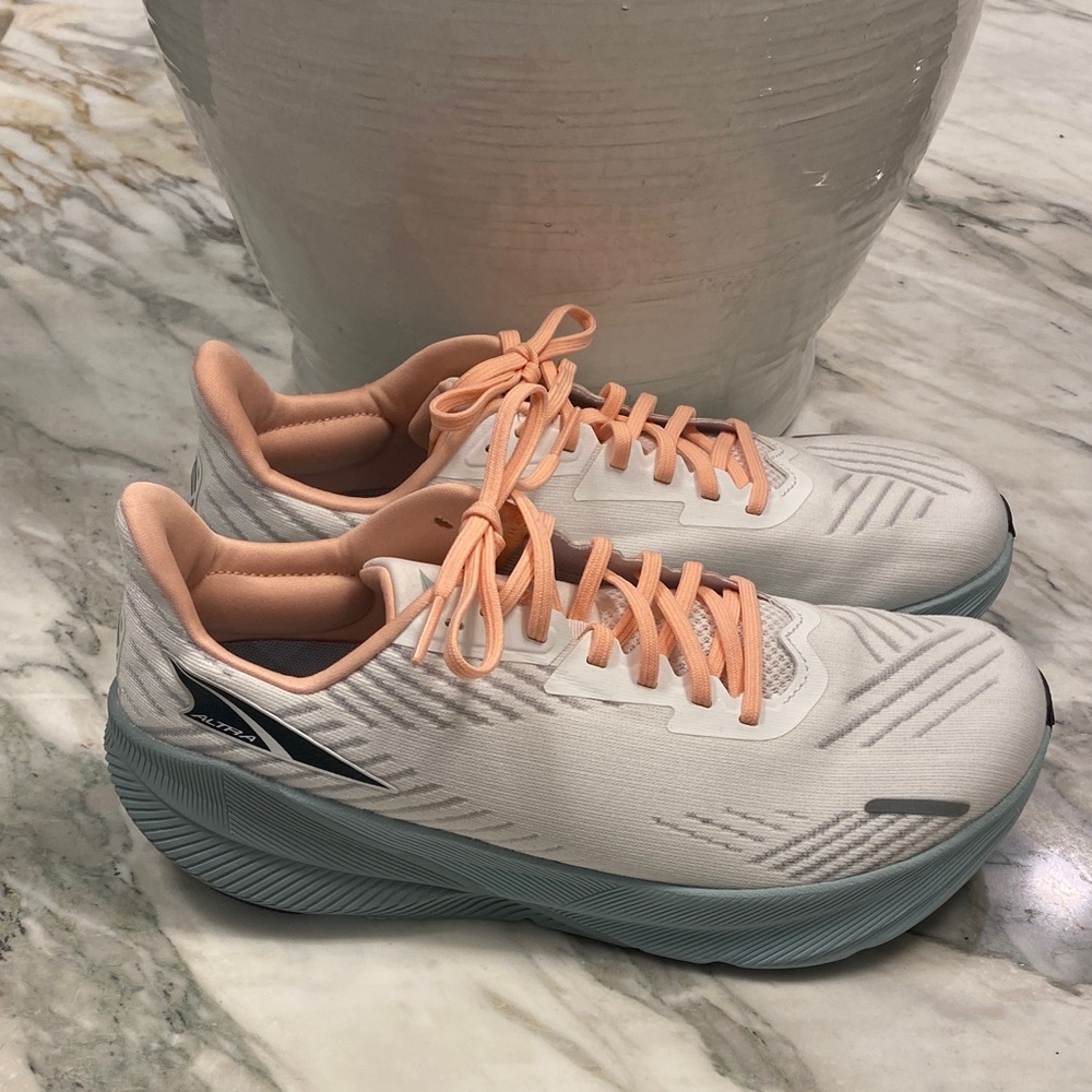 EUC Altra Women's Athletic Shoes in White and Peach